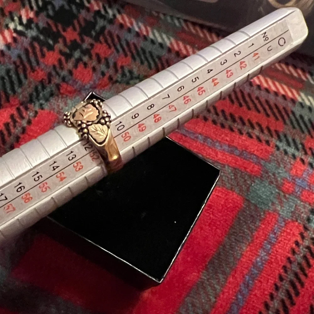 Elegant black hills Gold Leaf Motif Ring - Picture 6 of 7